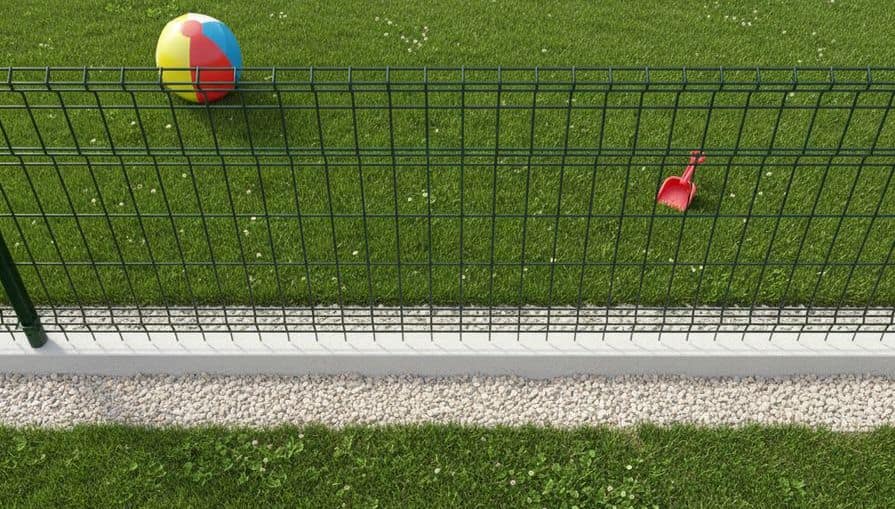 Betónový obrubník pod plotom